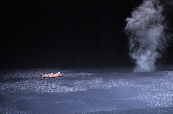 Thtre: Chro no lo gi cal, par Arts Mouvements, de Yasmine Hugonnet en collaboration avec les interprtes, costumes Karine Dubois