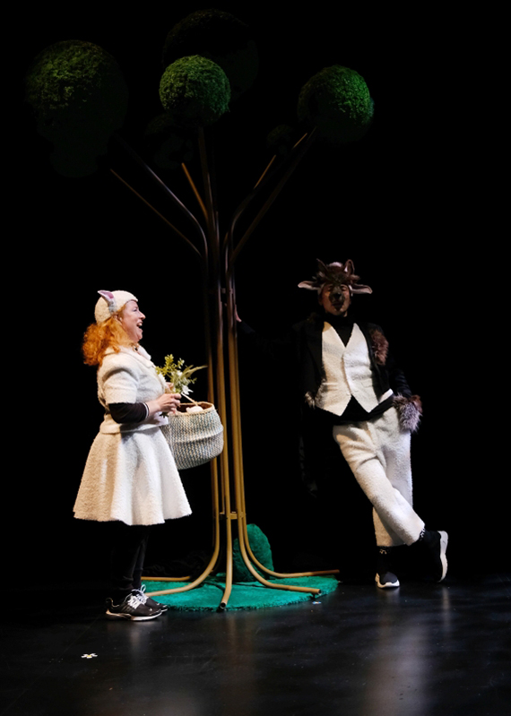 Thtre: tre le loup, de Bettina Wegenast, mise en scne de Fanny Pelichet, costumes Karine Dubois, photo de Philippe Pache