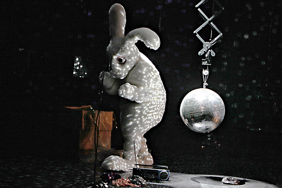 Thtre et danse: Je veux bien vous croire de la Cie Philippe Saire, costumes en volume du lapin