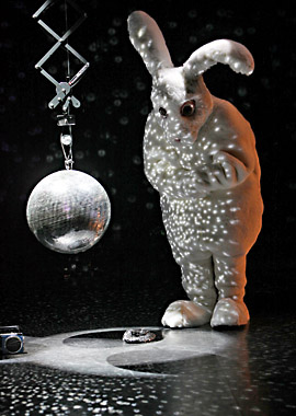 Thtre et danse: Je veux bien vous croire de la Cie Philippe Saire, costumes en volume du lapin blanc