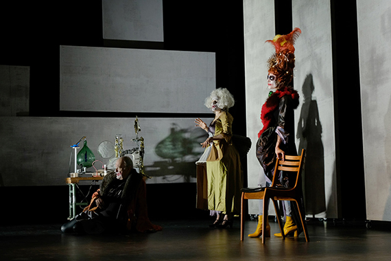 Thtre:Les femmes savantes, de Molire, mise en scne de Vincent Bonillo, costumes Karine Dubois, photo de Philippe Pache