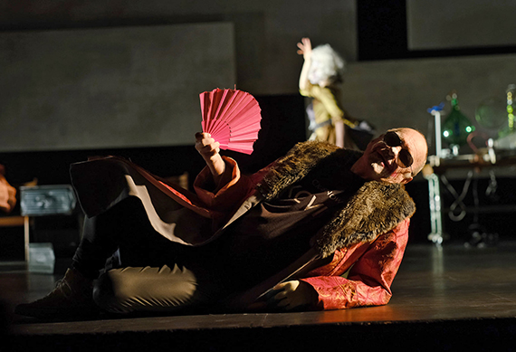 Thtre: Les femmes savantes, de Molire, mise en scne de Vincent Bonillo, costumes Karine Dubois, photo de Philippe Pache