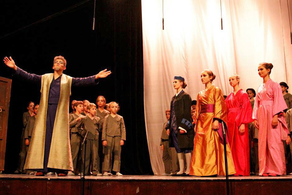 Opra pour enfant: Marco Polo et la princesse de Chine, mise en scne de Sophie Pasquet Racine, costumes Karine Dubois, Marco Polo soliste