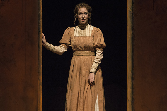 Thtre: La Femme de chambre du Titanic, mise en scne de Jo Boegli, costumes Karine Dubois, de Didier Decoin