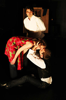 Thtre: Toi partout de Charles Ferdinand Ramuz, mise en scne de Denis Maillefer, un jeune couple s'embrasse