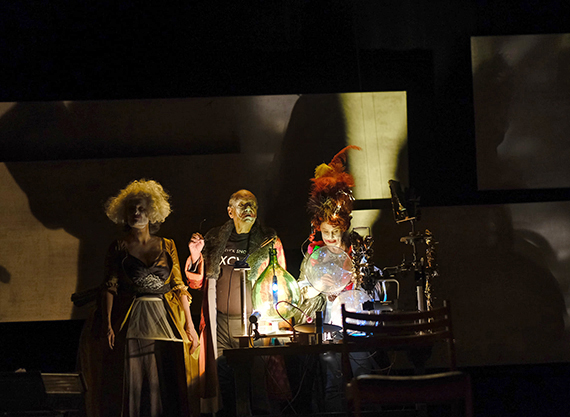 Thtre: Les femmes savantes, de Molire, mise en scne de Vincent Bonillo, costumes Karine Dubois, photo de Philippe Pache